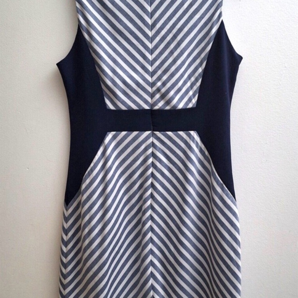 Calvin Klein Sleeveless Sheath Dress 10 Blue White Stripes Slim Illusion Lined - Picture 2 of 4